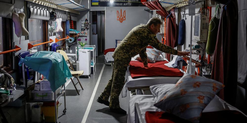 Colonel dans les forces médicales ukrainiennes et médecin militaire, Oleksandr Buhai, vérifie l’état du matériel médical dans un wagon dédié à l’évacuation de personnes gravement blessées, à Kiev, le 12 mars 2026. - ALINA SMUTKO/REUTERS