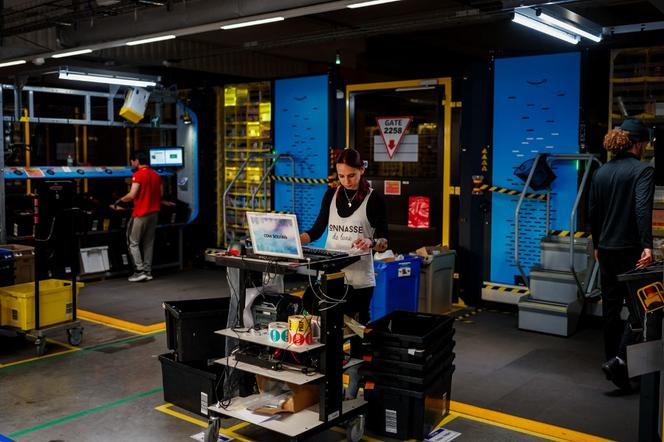 Num armazém francês da Amazon, em Brétigny-sur-Orge (Essonne), 22 de novembro de 2023. 