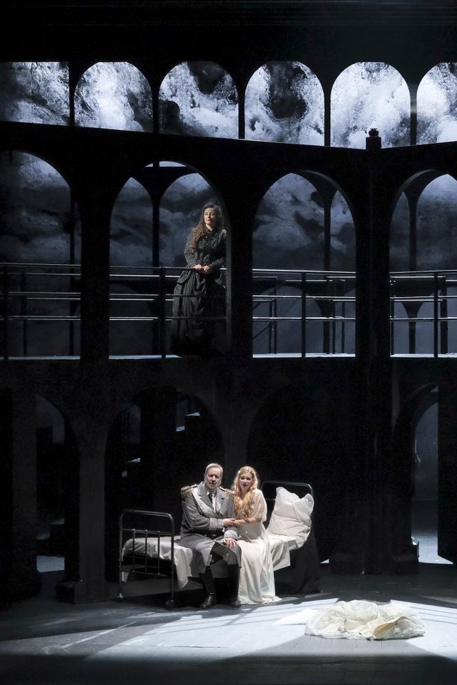 Anaïk Morel (Margared), Patrick Bolleire (le roi d’Ys) et Lauranne Oliva (Rozenn) dans « Le Roi d’Ys », mis en scène par Olivier Py, à l’Opéra national du Rhin, à Strasbourg, le 9 mars 2026.