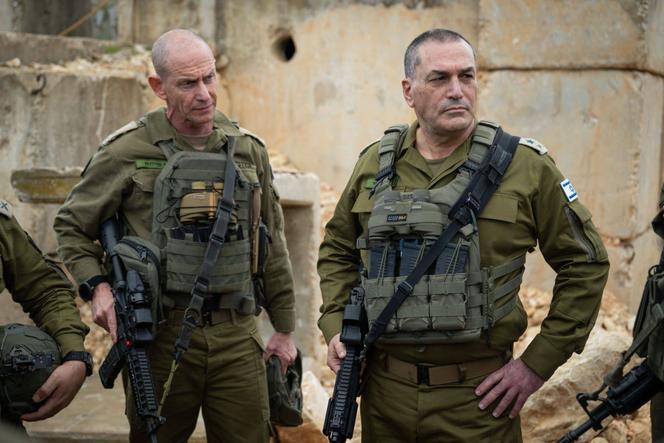 Em foto divulgada pelo serviço de imprensa do governo, o Chefe do Estado-Maior das Forças de Defesa de Israel, Eyal Zamir (à direita), na sede do Comando Norte, perto da fronteira norte de Israel, em 2 de março de 2026.