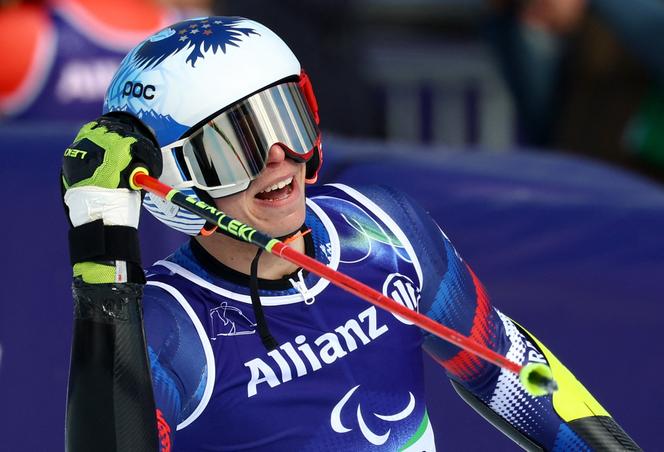 Le Français Arthur Bauchet réagit après sa deuxième manche du slalom géant masculin debout aux Jeux paralympiques de Milan-Cortina, le 13 mars 2026.