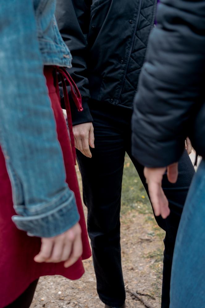 Laure, Luz et Julie, anciennes élèves de Gilles Delignac en classe de CE2 et CM1 à l’école de Saint-Genès (Bordeaux), à Paris, le 10 mars 2026.