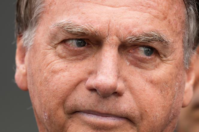 O ex-presidente brasileiro Jair Bolsonaro, autorizado a sair temporariamente de casa por motivos médicos, deixa um hospital em Brasília, Brasil, em 14 de setembro de 2025. 