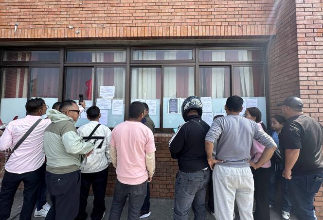 Des passagers apprenant la suppression de vols à destination du Moyen-Orient, à Katmandou, le 1ᵉʳ mars 2026.