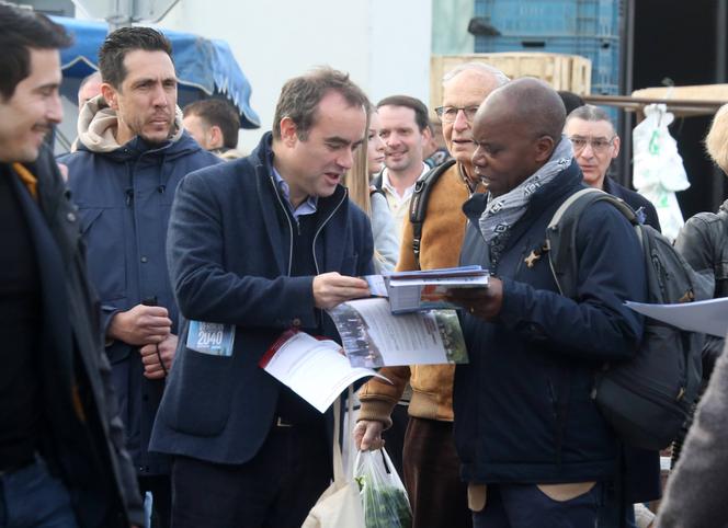 Sébastien Lecornu tracte et rencontre habitants et commerçants sur le marché local de Vernon (Eure), le 28 février 2026. 
