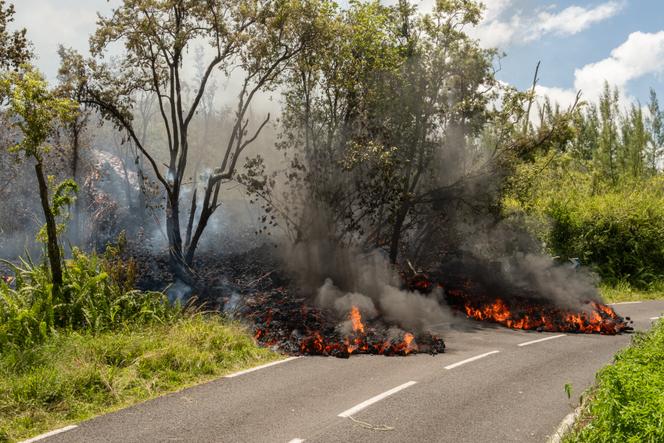 Après une éruption du piton de La Fournaise, une troisième coulée de lave vient couper la RN2, au niveau du point kilométrique 80, à Saint-Philippe (La Réunion), le 13 mars 2026.