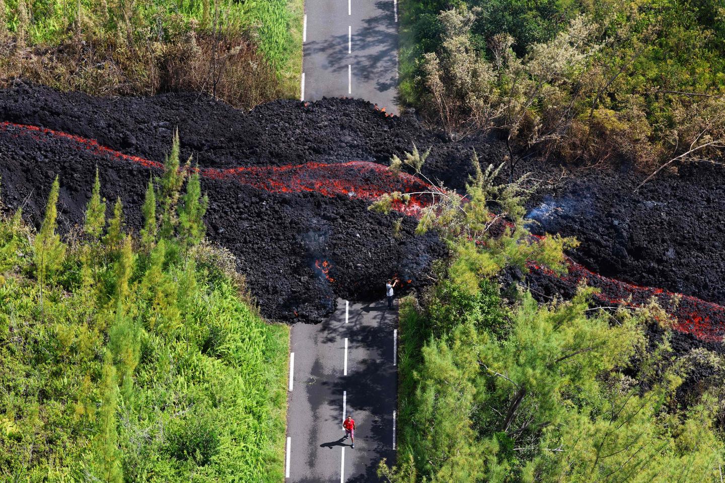 Piton de la Fournaise : les images de coulées de lave bloquant une route nationale