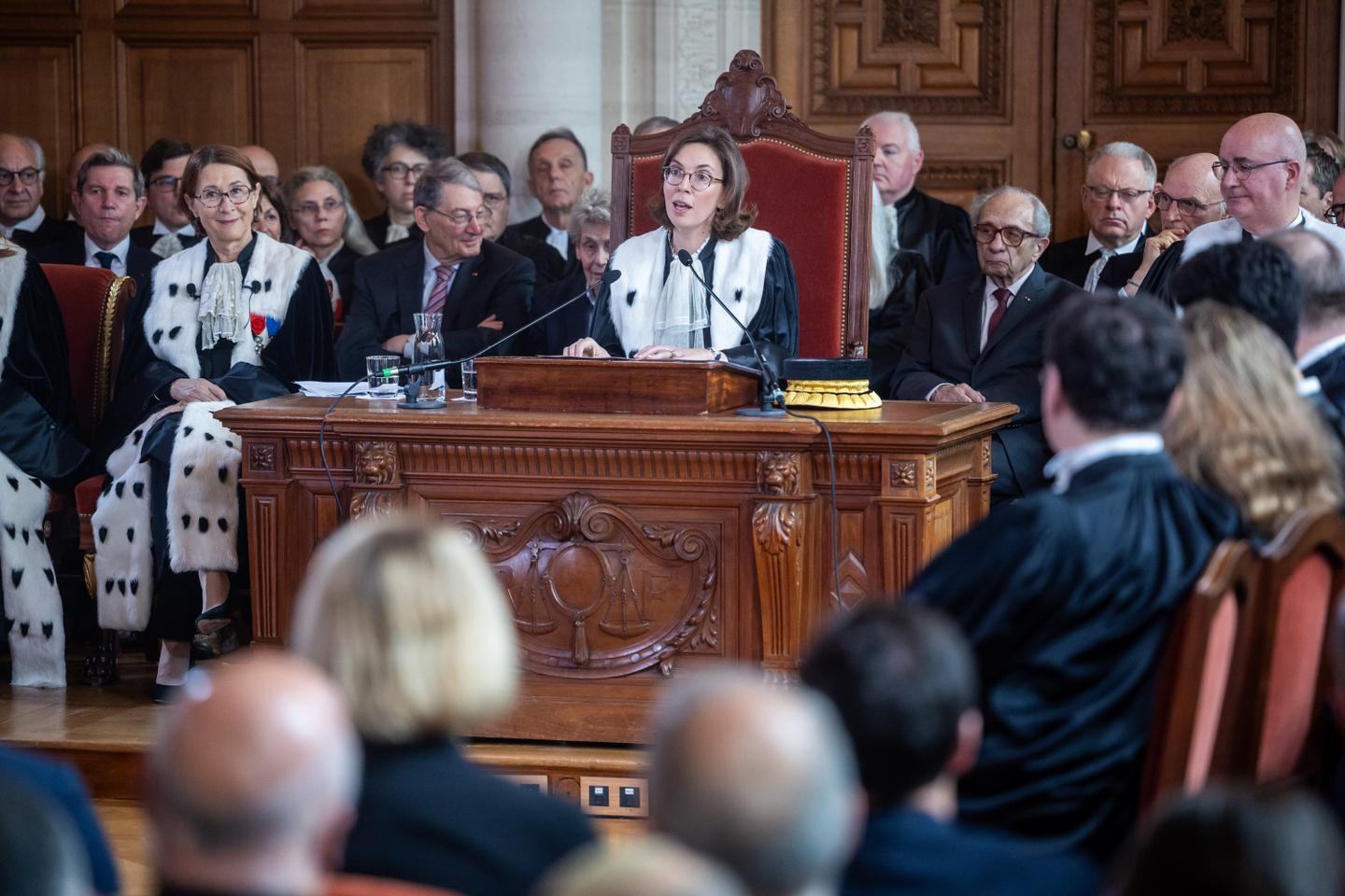 Amélie de Montchalin prête serment en tant que première présidente de la Cour des comptes et fait de « l’indépendance » de l’institution sa priorité