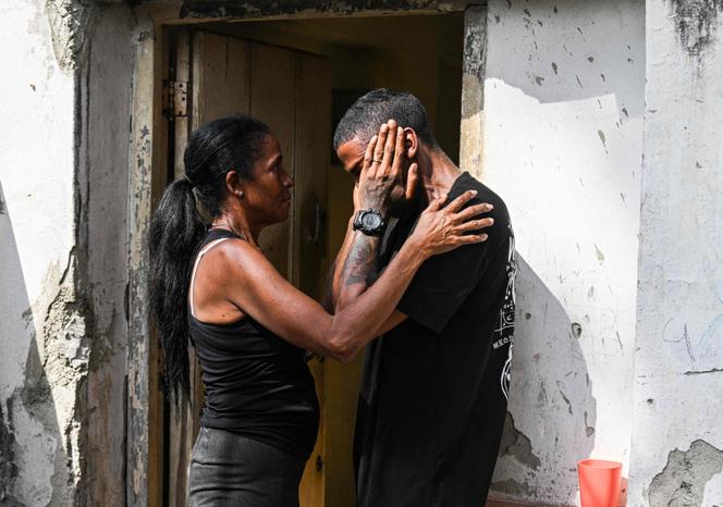 Adael Leyva Diaz, ex-prisioneiro político cubano, reencontra sua mãe Ivon Diaz após sua libertação no bairro de Santa Amalia, em Havana, em 13 de março de 2026.