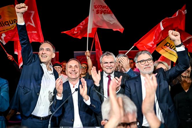 O copresidente da Place publique Raphael Glucksmann, Thierry Miguel, candidato às eleições municipais em Limoges, o presidente da Haute-Vienne Jean-Claude Leblois e o primeiro secretário do PS Olivier Faure, durante uma reunião, 12 de março de 2026.