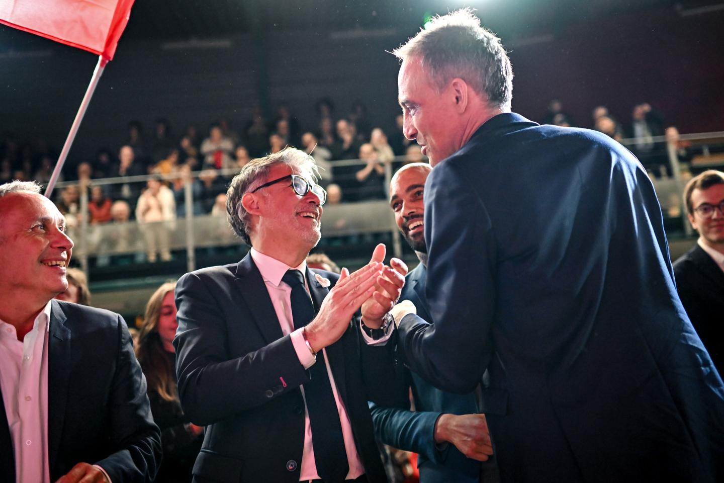 Raphaël Glucksmann et Olivier Faure, en campagne commune pour les municipales à Limoges, se divisent sur la question Mélenchon