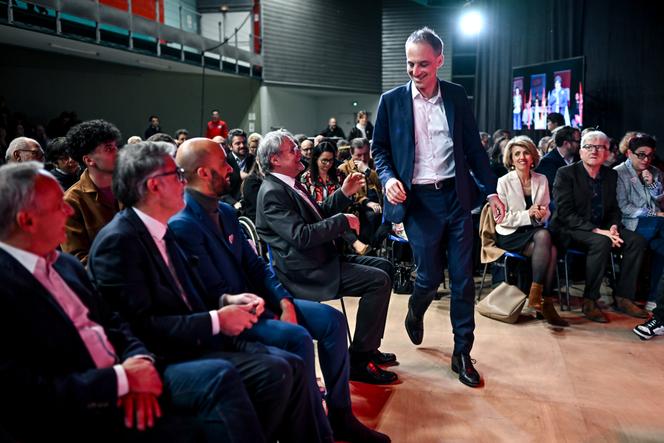 Olivier Faure et Raphael Glucksmann soutiennent le candidat Thierry Miguel aux élections municipales.
Le premier secrétaire du Parti socialiste Olivier Faure, Thierry Miguel, le candidat du PS, de Place Publique et du PCF aux élections municipales à Limoges le porte parole du parti communiste Guillaume Roubaud-Quashie et le co-président du parti Place Publique Raphael Glucksmann dans la salle où se tient le meeting, dans le cadre de la campagne pour les élections municipales à Limoges.
Le 12 mars 2026 à Limoges.