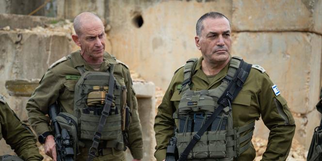 Sur une photo diffusée par le service de presse du gouvernement, le chef d’état-major des forces de défense israéliennes, Eyal Zamir (à droite), au quartier général du commandement nord, près de la frontière nord d’Israël, le 2 mars 2026.