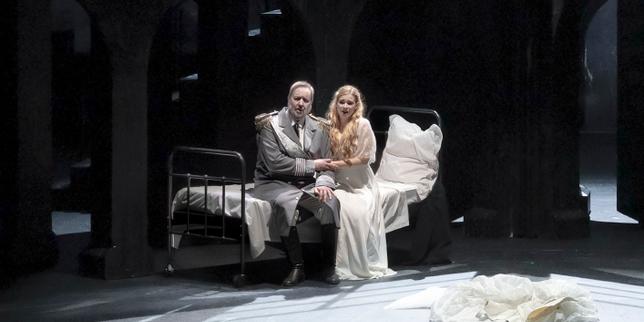 Anaïk Morel (Margared), Patrick Bolleire (le roi d’Ys) et Lauranne Oliva (Rozenn) dans «&nbsp;Le Roi d’Ys&nbsp;», mis en scène par Olivier Py, à l’Opéra national du Rhin, à Strasbourg, le 9&nbsp;mars&nbsp;2026.