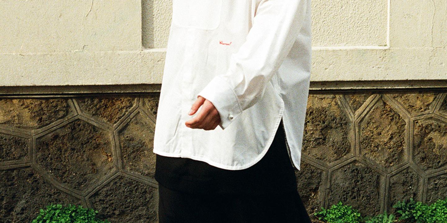 La chemise blanche, un classique libéré des codes vestimentaires traditionnels
