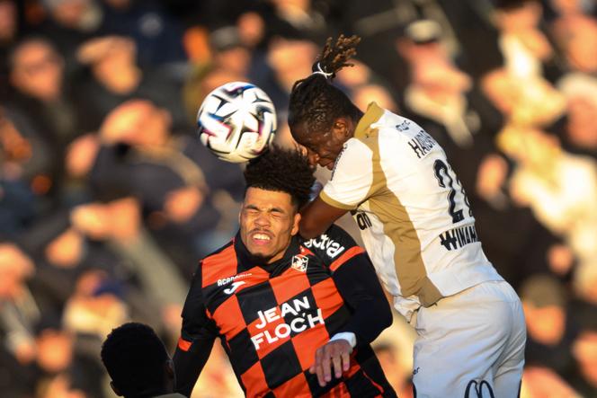 Lensois Amadou Haidara (camisa branca) durante duelo aéreo com Lorientais Noah Cadiou, no estádio Moustoir, em Lorient (Morbihan), 14 de março de 2026.
