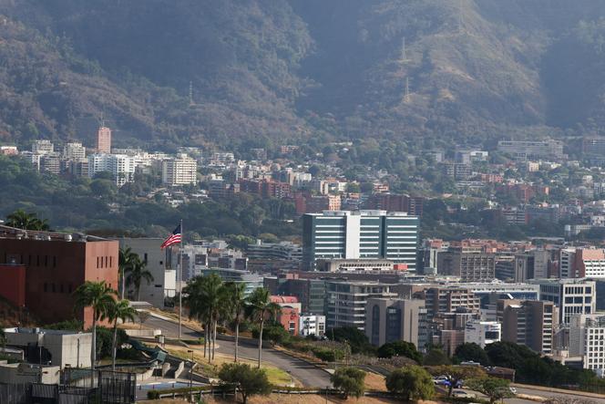 Le drapeau américain flotte sur l’ancienne ambassade des Etats-Unis, qui abrite l’unité chargée des affaires vénézuéliennes, à Caracas, le 14 mars 2026.