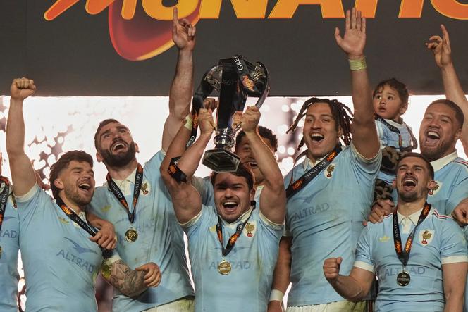 A alegria de Antoine Dupont (taça na mão) e dos jogadores do XV de França após a vitória final no Torneio das Seis Nações, em Saint-Denis (Seine-Sant-Denis), 14 de março de 2026.