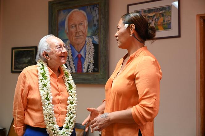 L’ancien maire de Pirae (1965-2000), ancien président de la Polynésie française, député et sénateur Gaston Flosse et son épouse, Pascale Haiti-Flosse, au siège du Rassemblement du peuple maohi à Papeete, le 16 juillet 2024.