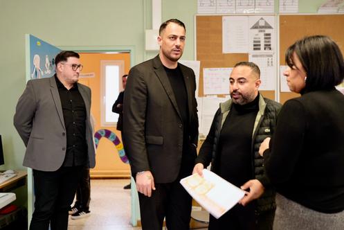 Sébastien Delogu e Hedi Ramdane, na assembleia de voto escolar Solidarité, em Marselha (15º arrondissement), 15 de março de 2026.