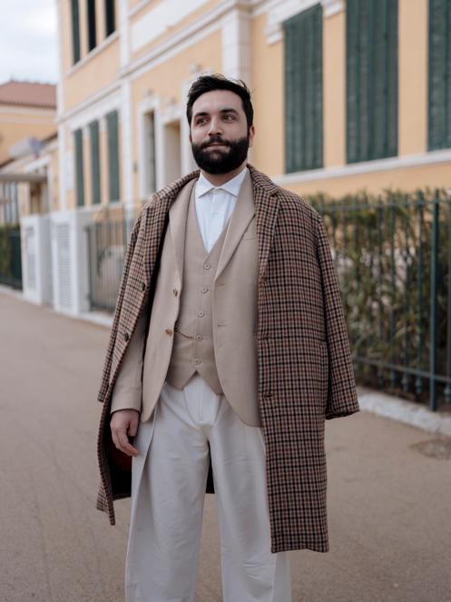 Romain Abadie em frente à sua assembleia de voto no distrito de Saint-Jean, em Toulon (Var).