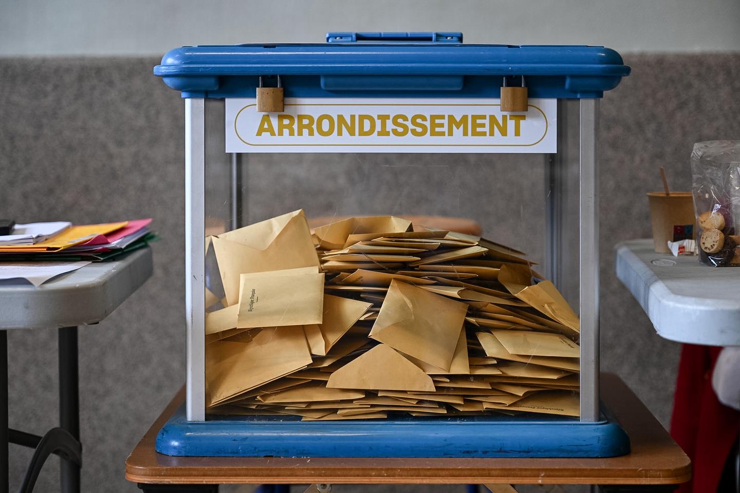 de la Bretagne à la Côte d’Azur et du Havre à Lyon, récit d’une journée de vote marquée par une participation décevante