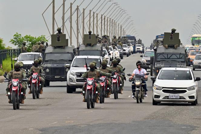 Soldados equatorianos na ponte Carlos Perez Perasso “Puente de la Unidad Nacional” (Ponte da Unidade Nacional) a caminho de Duran, província de Guayas, Equador, 15 de março de 2026.