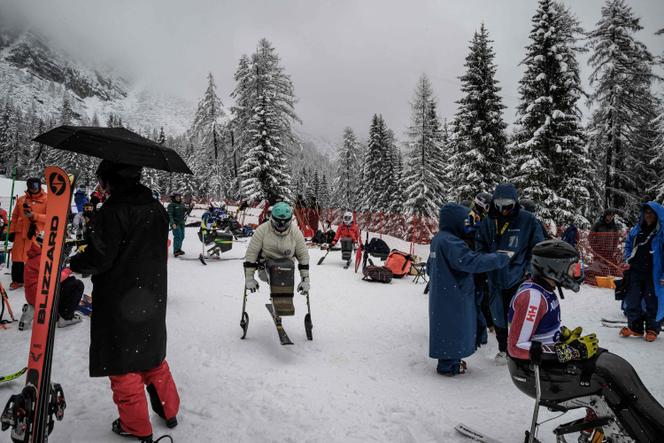 Atletas se preparam para iniciar o slalom masculino nos Jogos Paralímpicos Milão-Cortina, em Cortina d'Ampezzo (Itália), no dia 15 de março de 2026.