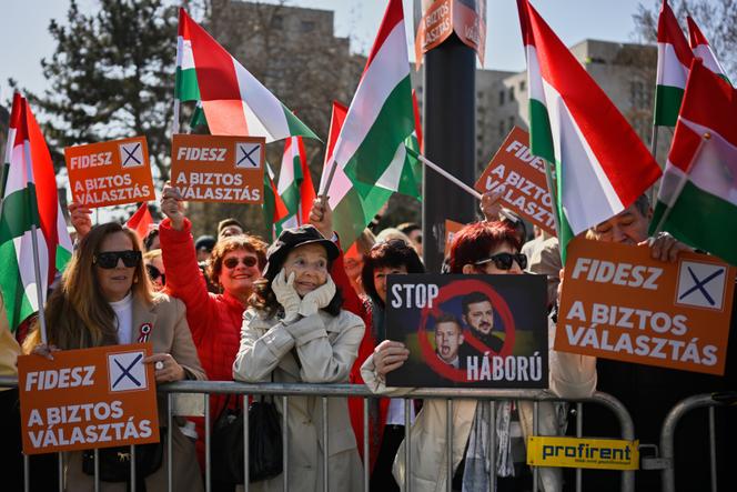 Des partisans du premier ministre, Viktor Orban, à Budapest, le 15 mars 2026.