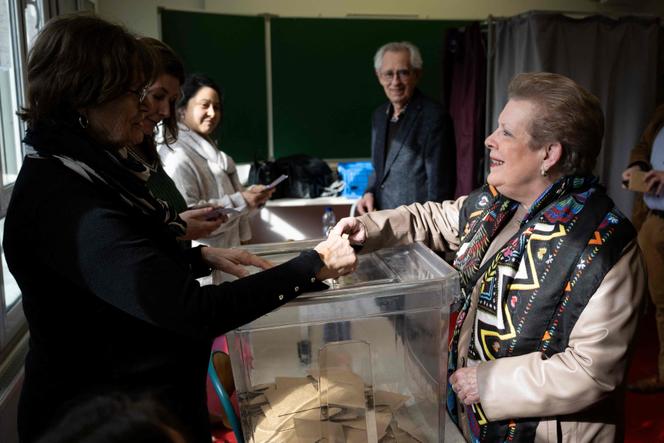 L’ancienne maire et de nouveau candidate Catherine Trautmann vote à la mairie de Strasbourg, le 15 mars 2026.