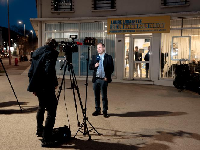 Devant le QG de campagne de Laure Lavalette, à Toulon (Var) le 15 mars 2026.
