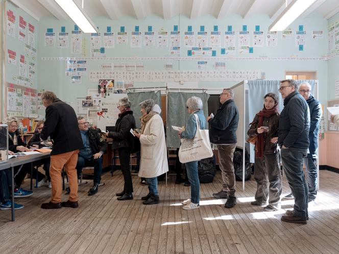Dans un bureau de vote, à Nîmes, le 15 mars 2026.