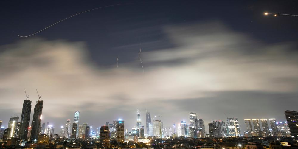 La défense aérienne israélienne tire pour intercepter des missiles lors d’une attaque iranienne sur Tel-Aviv, tôt le 15 mars 2026. - OHAD ZWIGENBERG/AP