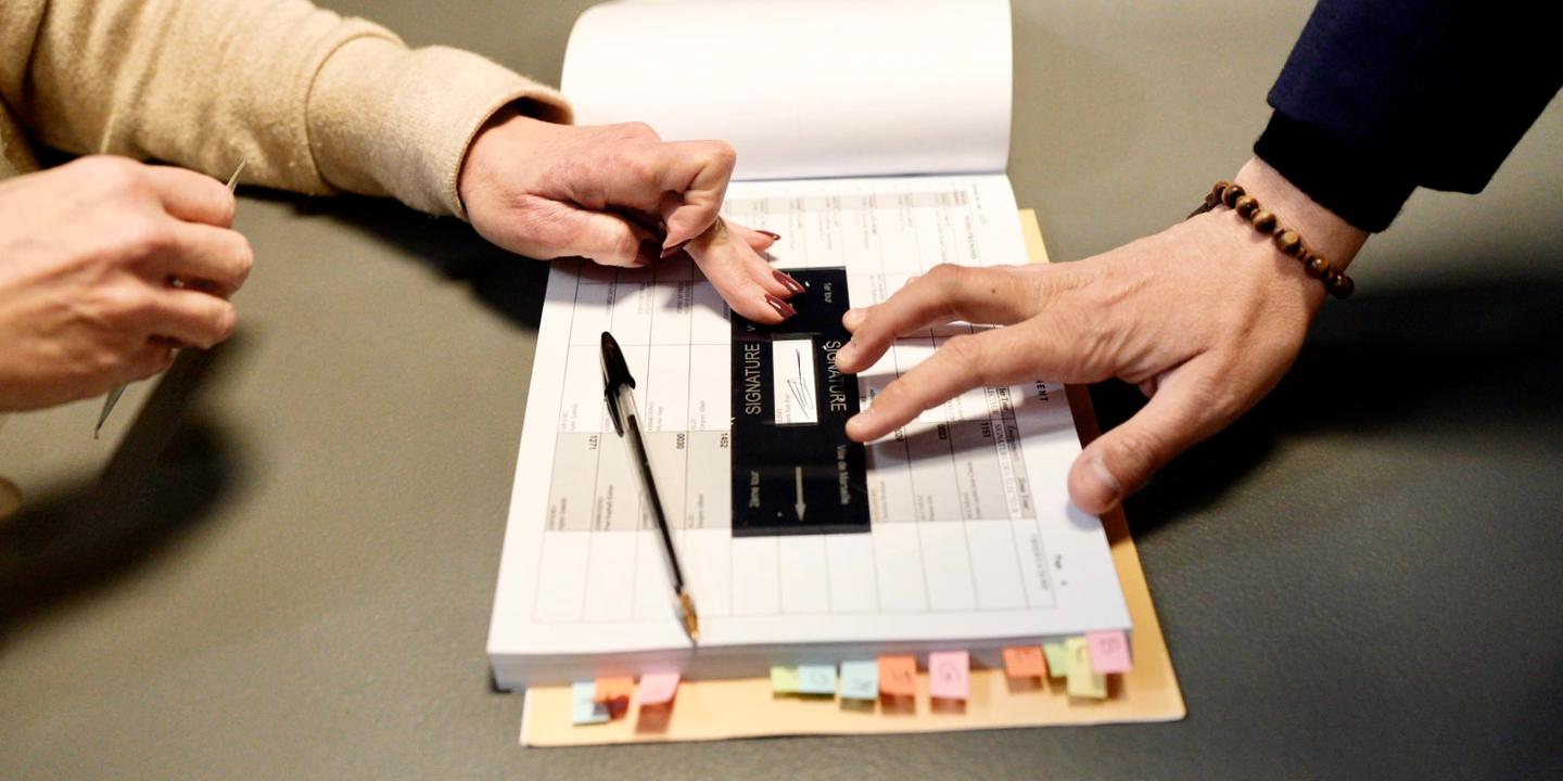 la participation s’élève à 19,37 % à midi, en très légère hausse par rapport aux élections de 2020, organisées pendant la pandémie de Covid-19