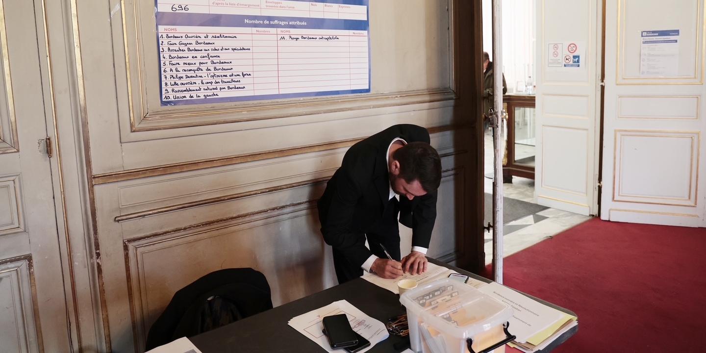 le taux de participation à 17 heures s’élève à 48,9 %, un chiffre plus haut qu’en 2020 mais en baisse par rapport à 2014 le taux de participation à 17 heures s’élève à 48,9 %, un chiffre plus haut qu’en 2020 mais en baisse par rapport à 2014