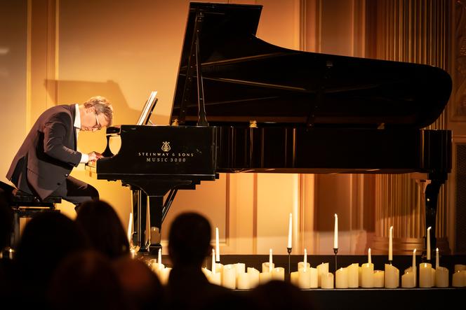 Le pianiste Jean-Frédéric Neuburger, au One Monte-Carlo, lors du « concert aux bougies », le 14 mars 2026. 