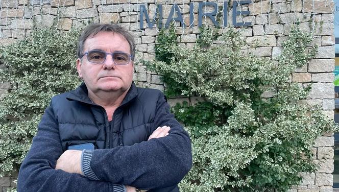 Bernard Bazinet devant la mairie d’Augignac (Dordogne), le 10 décembre 2025.