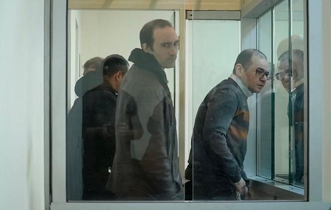 Martin Ryan (au centre) lors d’une audience dans le cadre de son procès pour espionnage, à Bakou, le 6 janvier 2025.