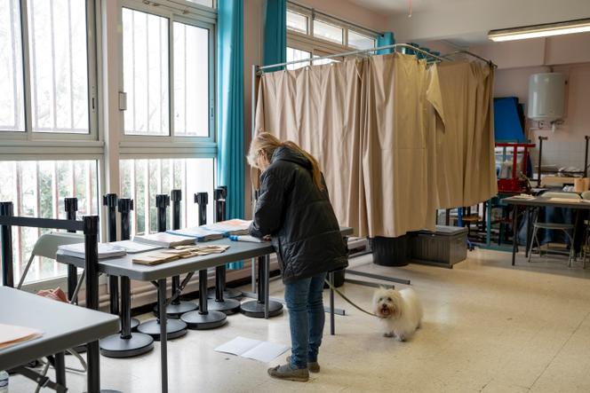 Bureau de vote dans le 10ᵉ arrondissement de Marseille, le 15 mars 2026