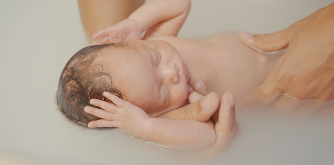 Image extraite du documentaire « L’Hôpital des premiers jours », d’Eric Guéret.