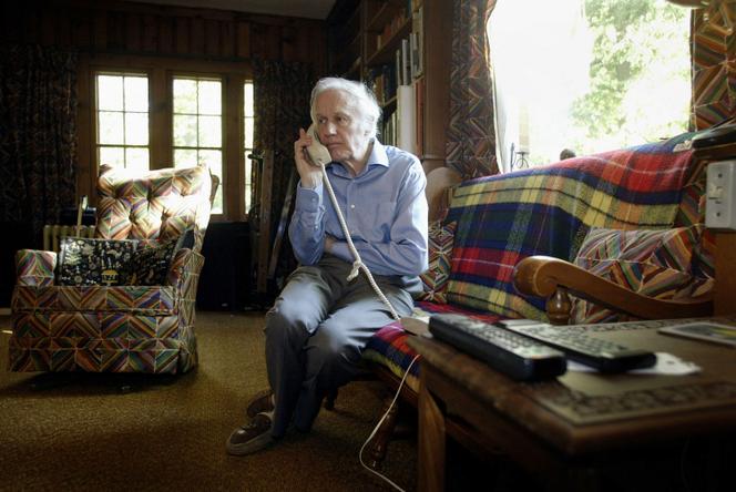 Anthony Leggett, à Urbana (Illinois), le 7 octobre 2003, le jour où il a été récompensé du prix Nobel de physique.