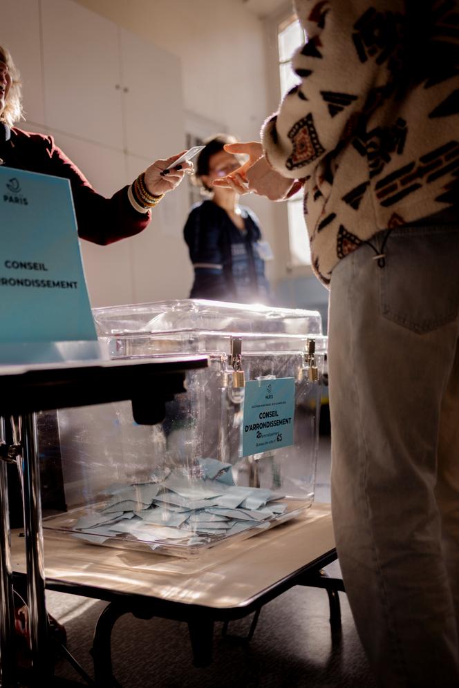 Vote no conselho distrital na assembleia de voto do 20º arrondissement de Paris, 15 de março de 2026.
