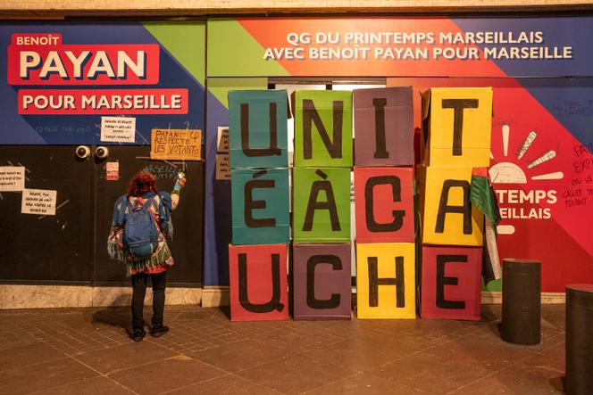 Rassemblement à l’appel du collectif Faisons front commun pour une fusion des listes de gauche, devant le QG de campagne de Benoît Payan, à Marseille, le 16 mars 2026.