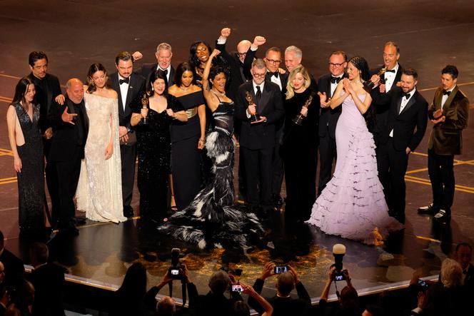 Les acteurs et l’équipe du film « Une bataille après l’autre », lors de la 98ᵉ cérémonie des Oscars, au Dolby Theatre, à Los Angeles (Californie), le 15 mars 2026.