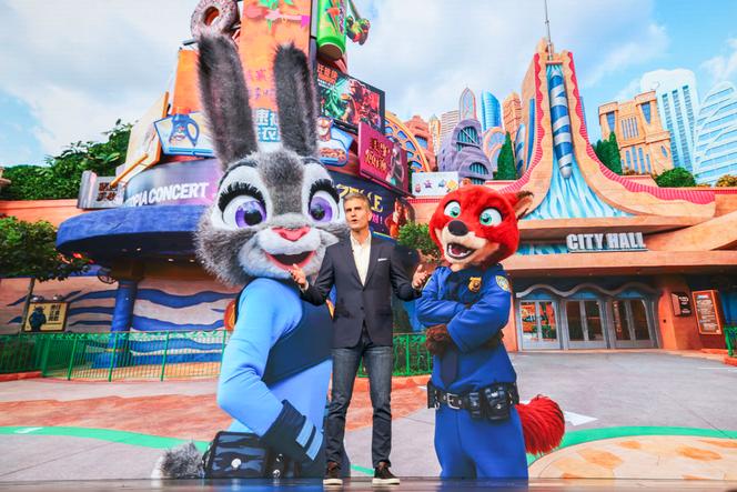 Josh D’Amaro, président de Disney Experiences, lors de l’inauguration du « land » Zootopia du Shanghai Disney Resort, le 19 décembre 2023.