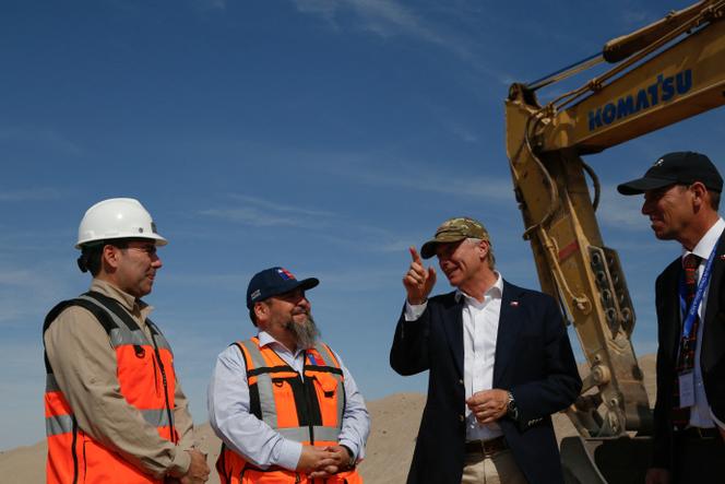 O presidente chileno, José Antonio Kast, e seu ministro de Obras Públicas, Martin Arrau, durante a inauguração das obras de construção de uma cerca em Arica, na fronteira com o Peru.