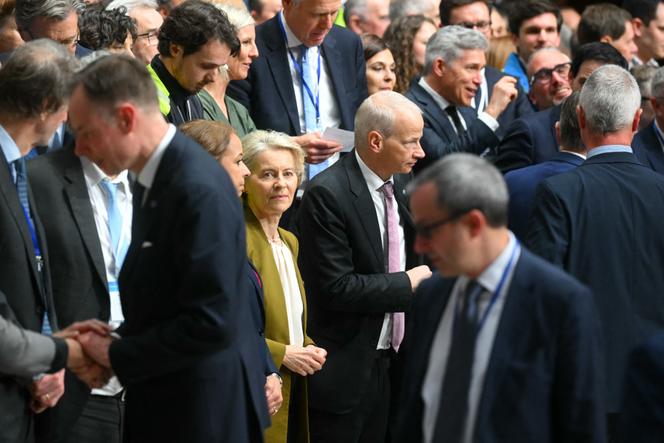 La présidente de la Commission européenne, Ursula von der Leyen (au centre), lors du Sommet européen de l’industrie à Anvers (Belgique), le 11 février 2026.