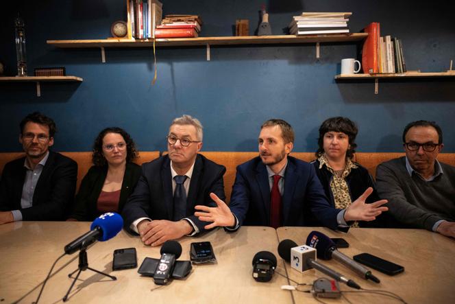 Ao centro, François Briançon, candidato de esquerda pela “La Gauche Unie”, e François Piquemal, candidato de esquerda pela “La France Insoumise” (LFI), anunciando a fusão das listas para o segundo turno das eleições municipais, em Toulouse, 16 de março de 2026. 