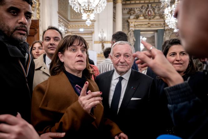 Véronique Sarselli, candidate LR à l’élection métropolitaine, et Jean-Michel Aulas, à la préfecture du Rhône, le 15 mars 2026.