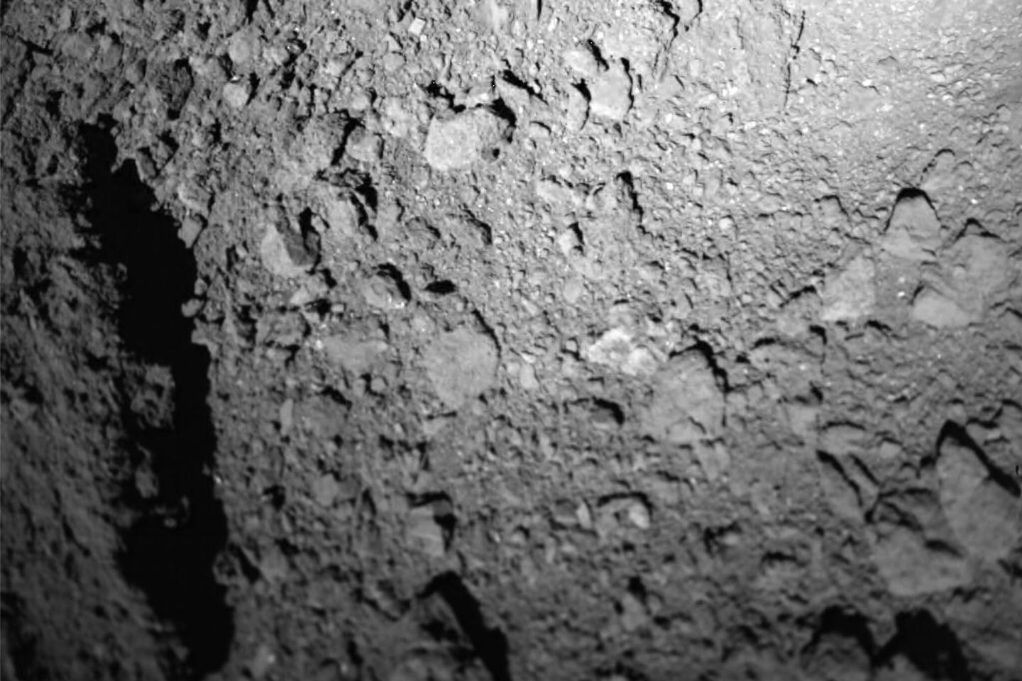 Les cinq molécules à la base de l’ADN retrouvées dans les échantillons de l’astéroïde Ryugu Les cinq molécules à la base de l’ADN retrouvées dans les échantillons de l’astéroïde Ryugu